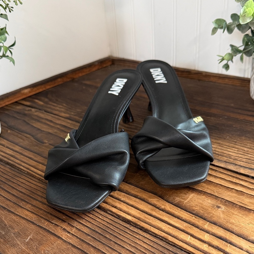 New DKNY Jolaine Black Kitten Heel Slide Sandals